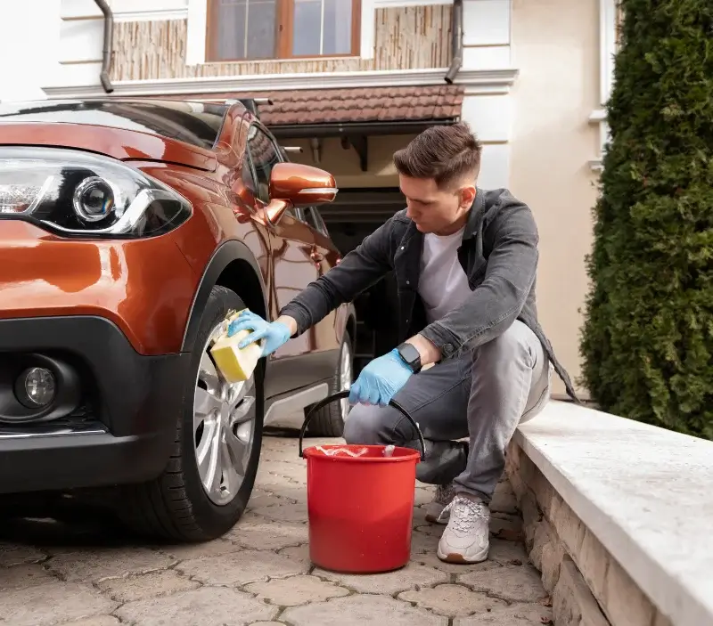 Lavage auto à domicile Neufgrange : professionnel intervenant sur un véhicule